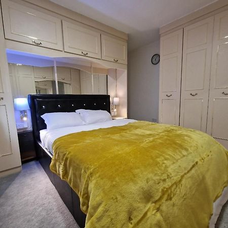 Delightful & Spacious Guest House In Farnworth Near Bolton Hospital Exterior photo