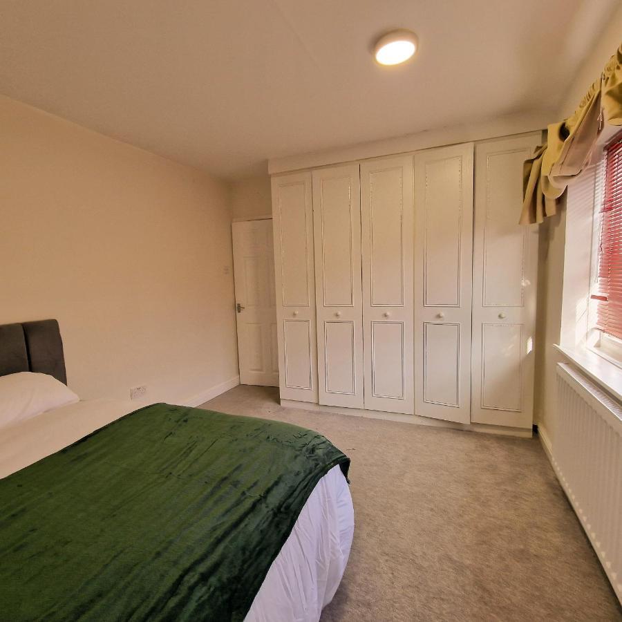 Delightful & Spacious Guest House In Farnworth Near Bolton Hospital Exterior photo