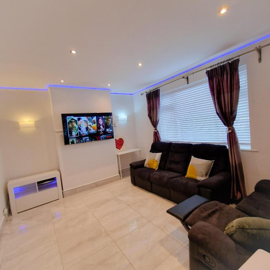Delightful & Spacious Guest House In Farnworth Near Bolton Hospital Exterior photo