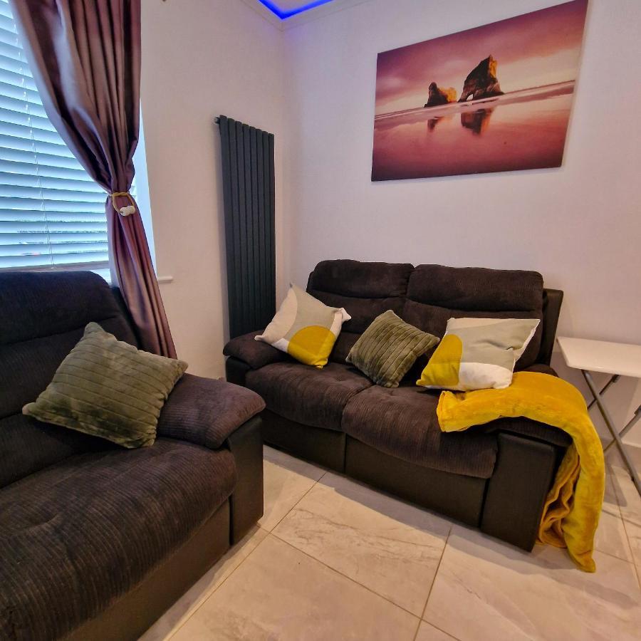 Delightful & Spacious Guest House In Farnworth Near Bolton Hospital Exterior photo