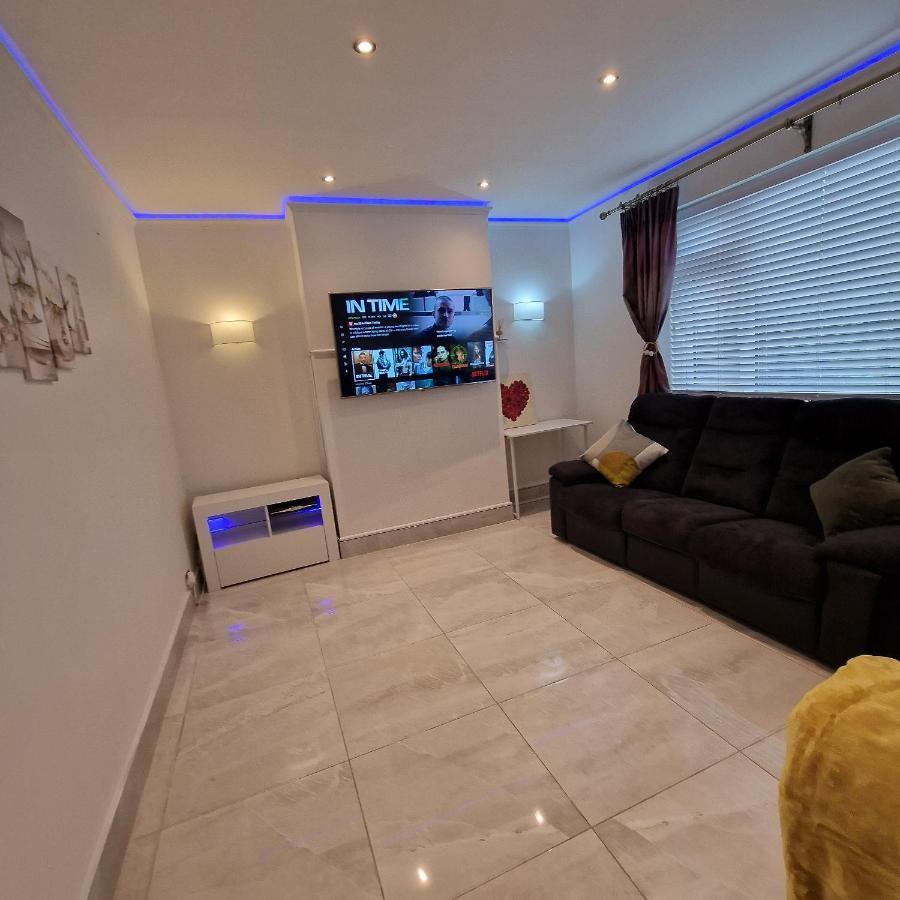 Delightful & Spacious Guest House In Farnworth Near Bolton Hospital Exterior photo